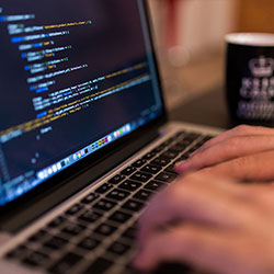 蘑菇影视在线观看深度揭秘：真相风波背后，业内人士在酒吧后巷的角色疯狂令人意外